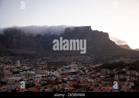 Vues sur la ville du Cap et les zones résidentielles sous Table Mountain, le Cap - Afrique du Sud Banque D'Images
