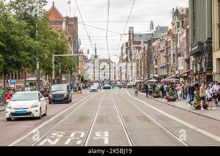 Damrak dans le centre d'Amsterdam. Banque D'Images