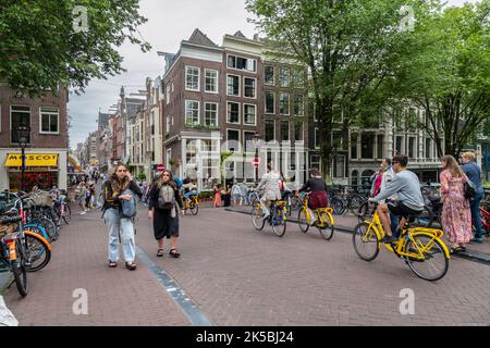 Rue confortable pour les touristes et les résidents dans le centre d'Amsterdam. Banque D'Images