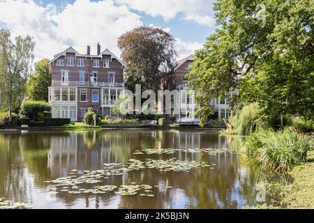 Des maisons chères en bordure du Vondelpark, dans le centre d'Amsterdam. Banque D'Images