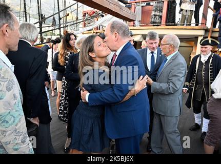 MONACO 202204 Prince Albert de Monaco et Pernilla Wiberg, ancienne skieuse alpine suédoise à bord du grand voilier Gotheburg dans le port de Monte Carlo sur T. Banque D'Images