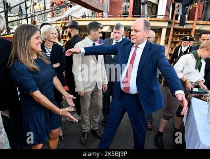 MONACO 202204 Prince Albert de Monaco et Pernilla Wiberg, ancienne skieuse alpine suédoise à bord du grand voilier Gotheburg dans le port de Monte Carlo sur T. Banque D'Images