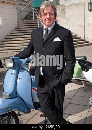 Un homme habillé avec élégance lors d'un événement Mod à Brighton Banque D'Images