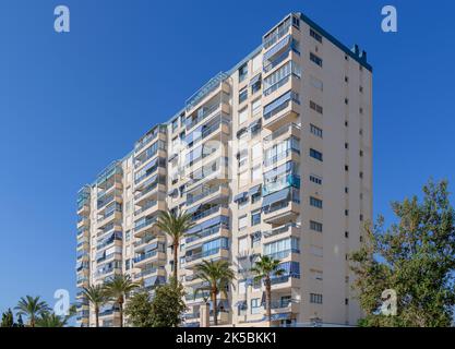 Appartements et locations de vacances élégants sur le front de mer à El Campello sur la Costa Blanca espagnole. Au nord d'Alicante, sur la côte sud-est de l'Espagne. Banque D'Images