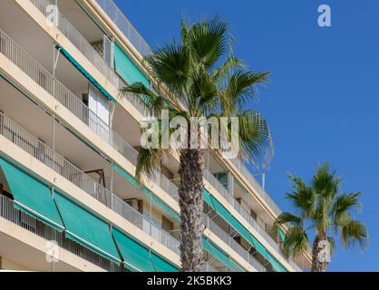 Appartements et locations de vacances élégants sur le front de mer à El Campello sur la Costa Blanca espagnole. Au nord d'Alicante, sur la côte sud-est de l'Espagne. Banque D'Images