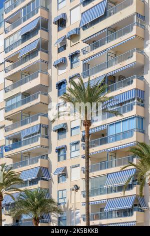 Appartements et locations de vacances élégants sur le front de mer à El Campello sur la Costa Blanca espagnole. Au nord d'Alicante, sur la côte sud-est de l'Espagne. Banque D'Images