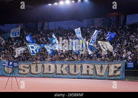 ZURICH, SUISSE - OCTOBRE 6 : fans et supporters du FC Zurich lors du match de l'UEFA Europa League entre le FC Zurich et le PSV Eindhoven au Stadion Letzigrund sur 6 octobre 2022 à Zurich, Suisse (photo de Joris Verwijst/Orange Pictures) Banque D'Images