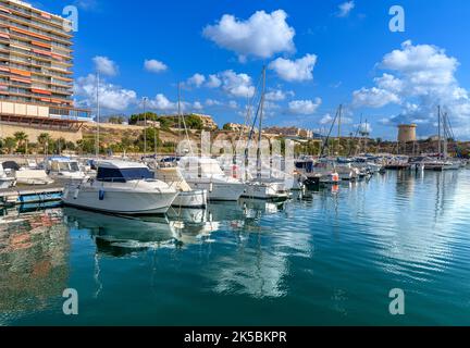 Port de plaisance El Campello sur la Costa Blanca d'Espagne. La tour Torre de la Illeta a été construite au 16th siècle comme un guetteur pour les pirates berbères. Banque D'Images