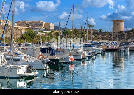 Port de plaisance El Campello sur la Costa Blanca d'Espagne. La tour Torre de la Illeta a été construite au 16th siècle comme un guetteur pour les pirates berbères. Banque D'Images