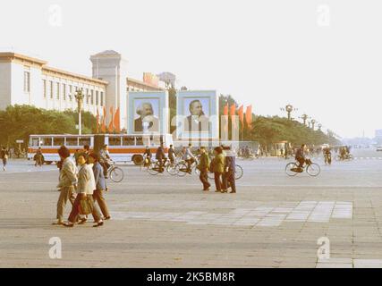 Portraits de Marx et Engels sur Tiananmen Beijing octobre 1981, en préparation aux célébrations de la Journée nationale Banque D'Images