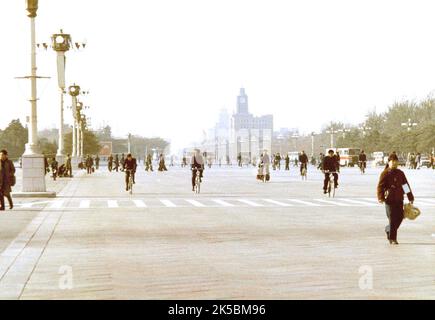 Beijing 1981, Changan Ave en regardant à l'ouest vers le Palais des minorités (premier grand bâtiment) et le bureau télégraphique (Dianbao Dalou) dans la distance Banque D'Images