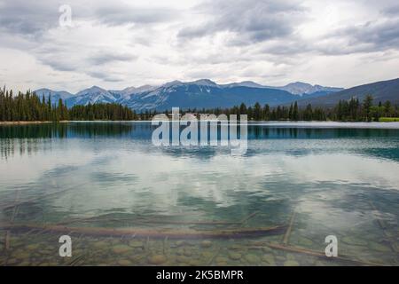 Lac Beauvert avec temps nuageux, parc national Jasper, Alberta, Canada. Banque D'Images