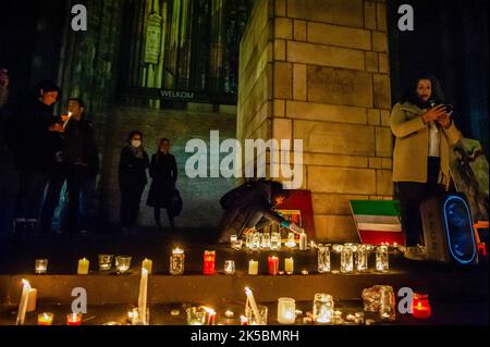 Utrecht, pays-Bas. 06th octobre 2022. Une femme iranienne a vu prononcer un discours demandant la justice aux femmes iraniennes. Dans le centre-ville d'Utrecht, un groupe de jeunes Iraniens et des amis hollandais ont organisé une veillée pour commémorer toutes ces femmes courageuses, les combattants de la liberté et les victimes des crimes et des violences systématiques du régime iranien actuel, et pour appeler à la justice en Iran. La mort de Mahsa Amini, 22 ans, après avoir été détenue par la police morale iranienne, a suscité des manifestations sans précédent dans tout le pays. Crédit : SOPA Images Limited/Alamy Live News Banque D'Images