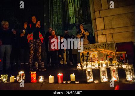 Utrecht, pays-Bas. 06th octobre 2022. Bougies allumées placées sur le sol. Dans le centre-ville d'Utrecht, un groupe de jeunes Iraniens et des amis hollandais ont organisé une veillée pour commémorer toutes ces femmes courageuses, les combattants de la liberté et les victimes des crimes et des violences systématiques du régime iranien actuel, et pour appeler à la justice en Iran. La mort de Mahsa Amini, 22 ans, après avoir été détenue par la police morale iranienne, a suscité des manifestations sans précédent dans tout le pays. Crédit : SOPA Images Limited/Alamy Live News Banque D'Images