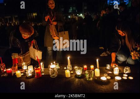 Utrecht, pays-Bas. 06th octobre 2022. Les gens ont vu allumer des bougies. Dans le centre-ville d'Utrecht, un groupe de jeunes Iraniens et des amis hollandais ont organisé une veillée pour commémorer toutes ces femmes courageuses, les combattants de la liberté et les victimes des crimes et des violences systématiques du régime iranien actuel, et pour appeler à la justice en Iran. La mort de Mahsa Amini, 22 ans, après avoir été détenue par la police morale iranienne, a suscité des manifestations sans précédent dans tout le pays. Crédit : SOPA Images Limited/Alamy Live News Banque D'Images