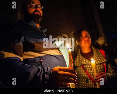 Utrecht, pays-Bas. 06th octobre 2022. Les gens ont vu tenir des bougies allumées. Dans le centre-ville d'Utrecht, un groupe de jeunes Iraniens et des amis hollandais ont organisé une veillée pour commémorer toutes ces femmes courageuses, les combattants de la liberté et les victimes des crimes et des violences systématiques du régime iranien actuel, et pour appeler à la justice en Iran. La mort de Mahsa Amini, 22 ans, après avoir été détenue par la police morale iranienne, a suscité des manifestations sans précédent dans tout le pays. Crédit : SOPA Images Limited/Alamy Live News Banque D'Images