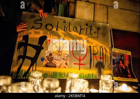 Utrecht, pays-Bas. 06th octobre 2022. Personnes vues portant un écriteau. Dans le centre-ville d'Utrecht, un groupe de jeunes Iraniens et des amis hollandais ont organisé une veillée pour commémorer toutes ces femmes courageuses, les combattants de la liberté et les victimes des crimes et des violences systématiques du régime iranien actuel, et pour appeler à la justice en Iran. La mort de Mahsa Amini, 22 ans, après avoir été détenue par la police morale iranienne, a suscité des manifestations sans précédent dans tout le pays. Crédit : SOPA Images Limited/Alamy Live News Banque D'Images