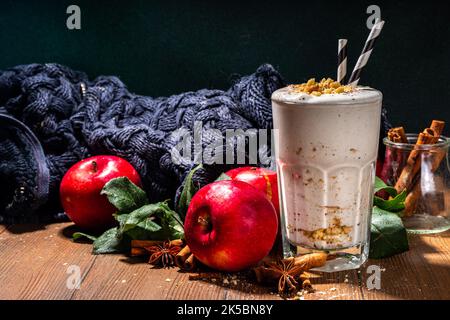 Milk-shake aux pommes chargé maison, smoothie aux protéines de pomme d'automne rouge avec crumble à la tarte et épices, boisson de petit-déjeuner de saison d'automne saine, sur W confortable Banque D'Images