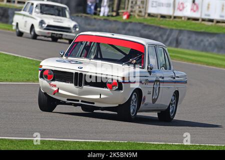 Matt Neal, Harry Barton, BMW 1800 Tisa, St Mary’s Trophy Race, deux sessions de qualification suivies de deux courses de 25 minutes, le gagnant étant un total Banque D'Images