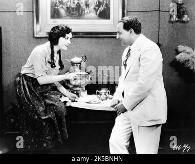 POLA NEGRI et Producteur ERICH POMMER sur le terrain Candid avec Tea Urn pendant le tournage de L'HÔTEL IMPERIAL 1927 réalisateur MAURITZ STILLER histoire Lajos Biro costume design Howard Greer Famous Players-Lasky Corporation / Paramount Pictures Banque D'Images