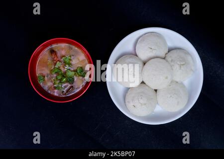 Sans les couleurs de White plate avec Sambar en Red Bowl, isolé sur fond noir, sans les couleurs de White plate, Sambar en Red Round Bowl, South Indian Breakfast Banque D'Images