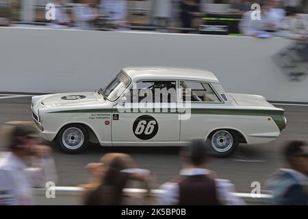 Stoffel Vandoorne, Niall McFadden, Ford Lotus Cortina, St Mary’s Trophy Race, deux séances de qualifications suivies de deux courses de 25 minutes, la gagnante est Bein Banque D'Images