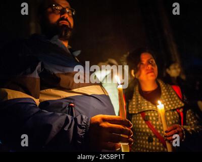 Utrecht, pays-Bas. 06th octobre 2022. Les gens ont vu tenir des bougies allumées. Dans le centre-ville d'Utrecht, un groupe de jeunes Iraniens et des amis hollandais ont organisé une veillée pour commémorer toutes ces femmes courageuses, les combattants de la liberté et les victimes des crimes et des violences systématiques du régime iranien actuel, et pour appeler à la justice en Iran. La mort de Mahsa Amini, 22 ans, après avoir été détenue par la police morale iranienne, a suscité des manifestations sans précédent dans tout le pays. (Photo par Ana Fernandez/SOPA Images/Sipa USA) Credit: SIPA USA/Alay Live News Banque D'Images