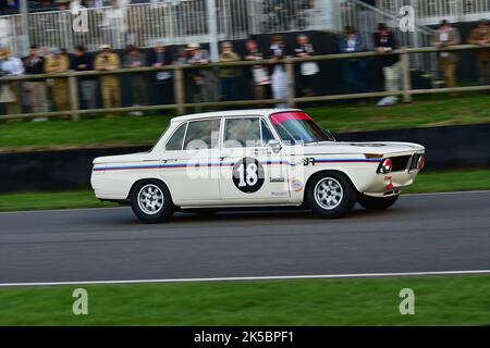 Matt Neal, Harry Barton, BMW 1800 Tisa, St Mary’s Trophy Race, deux sessions de qualification suivies de deux courses de 25 minutes, le gagnant étant un total Banque D'Images