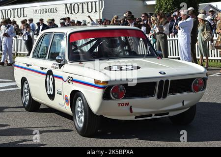 Matt Neal, Harry Barton, BMW 1800 Tisa, St Mary’s Trophy Race, deux sessions de qualification suivies de deux courses de 25 minutes, le gagnant étant un total Banque D'Images