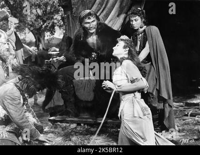 JACK PLANCE comme Attila le Hun ALLISON HAYES et RITA GAM en SIGNE DU PAÏEN 1954 réalisateur DOUGLAS SIRK scénario Oscar Brodney et barre musique Lyndon Hans J. Salter et Frank Skinner costume design Bill Thomas Universal - International Pictures Banque D'Images