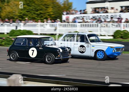 Karun Chandhok, John Cooper, Austin Mini Cooper S, Emanuele Pirro, Tom Sharp, BMW 1800 Tisa, St Mary’s Trophy Race, deux séances de qualification ont suivi b Banque D'Images