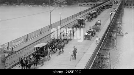 Funérailles du capitaine Charles T. Boyd, 10th Cavalry, États-Unis son passage funéraire au pont de Georgetown, 1916. Le capitaine DE l'armée AMÉRICAINE Charles Trumbull Boyd a combattu lors de la bataille de Carrizal - Révolution mexicaine - le 21 juin 1916, et est mort de ses blessures. Ici, son cortège funéraire traverse le Potomac à Washington, D.C. Banque D'Images