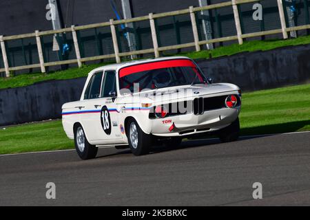 Matt Neal, Harry Barton, BMW 1800 Tisa, St Mary’s Trophy Race, deux sessions de qualification suivies de deux courses de 25 minutes, le gagnant étant un total Banque D'Images