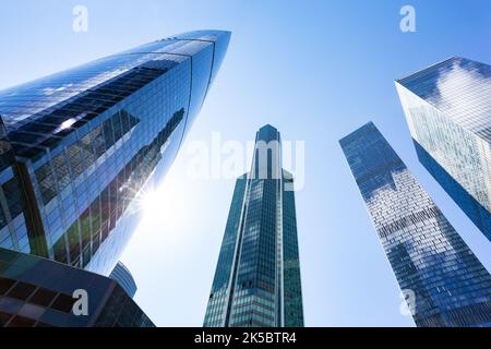 Silhouettes modernes en verre de gratte-ciel dans la ville. Vue de dessous des gratte-ciels modernes dans le quartier des affaires. Banque D'Images