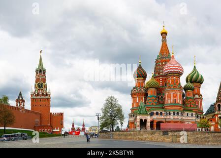 Cathédrale Saint-Basile sur la place Rouge et Kremlin de Moscou avec tour de Spasskaya sur un ciel bleu spectaculaire en été, Moscou, Russie. Banque D'Images