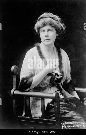 Burns, Mlle Lucy, de C.U.W.S., 1917. Suffragiste américain et défenseur des droits des femmes. Lucy Burns était à la tête de l'Union du Congrès pour le suffrage des femmes (CUWS), était active au sein de la National American Women's suffrage Association et a contribué à la création du Parti national des femmes. Banque D'Images