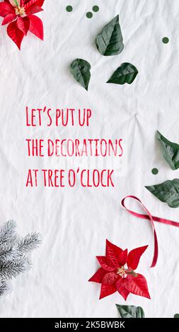 Plat de Noël avec espace pour les copies. Poinsettia rouge, arbre de Noël en pot enveloppé de toile de fond blanche, place pour le texte. Cordon de chanvre Banque D'Images