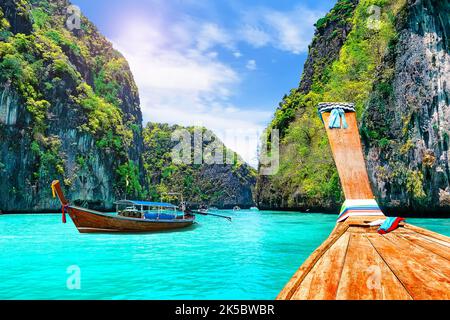 Vue sur la baie de Loh Samah sur l'île de Phi Phi, en Thaïlande. Cette petite baie de l'autre côté de la baie Maya sur Koh Phi Phi Leh en Thaïlande. Banque D'Images