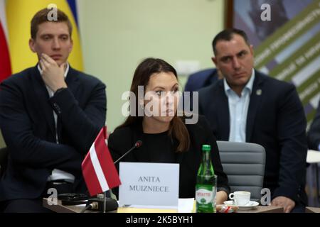 IVANO-FRANKIVSK (UKRAINE) - le 06 OCTOBRE 2022 - la ministre de l'éducation et de la science de la République de Lettonie Anita Muizniece prend la parole lors de la réunion des délégations des ministres de l'éducation de la Pologne, de la République tchèque, de l'Estonie, de la Lettonie, de la Lituanie et de l'Ukraine à l'Université nationale préparpathe de Vasyl Stefanyk, à Ivano-Frankivsk, dans l'ouest de l'Ukraine. Banque D'Images