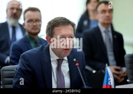 IVANO-FRANKIVSK (UKRAINE) - le 06 OCTOBRE 2022 - M. Jaroslav Miller, ministre adjoint de l'éducation, de la jeunesse et des sports de la République tchèque, s'exprime lors de la réunion des délégations des ministres de l'éducation de la Pologne, de la République tchèque, de l'Estonie, de la Lettonie, de la Lituanie et de l'Ukraine à l'Université nationale prétarpathienne de Vasyl Stefanyk, à Ivano-Frankivsk, dans l'ouest de l'Ukraine. Banque D'Images