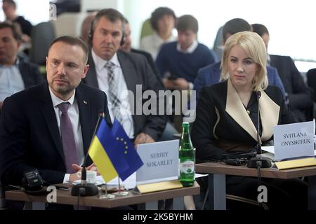 IVANO-FRANKIVSK (UKRAINE) - 06 OCTOBRE 2022 - Ministre de l'éducation et de la science de l'Ukraine Serhii Shkarlet et Chef de l'Administration régionale de l'Etat - Chef de l'Administration militaire régionale Svitlana Onyshchuk lors de la réunion des délégations des Ministres de l'éducation de la Pologne, de la République tchèque, de l'Estonie, de la Lettonie, Lituanie et Ukraine à l'Université nationale de Vasyl Stefanyk Precarpathian, Ivano-Frankivsk, Ukraine occidentale. Banque D'Images