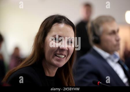 IVANO-FRANKIVSK (UKRAINE) - le 06 OCTOBRE 2022 - la ministre de l'éducation et de la science de la République de Lettonie Anita Muizniece prend la parole lors de la réunion des délégations des ministres de l'éducation de la Pologne, de la République tchèque, de l'Estonie, de la Lettonie, de la Lituanie et de l'Ukraine à l'Université nationale préparpathe de Vasyl Stefanyk, à Ivano-Frankivsk, dans l'ouest de l'Ukraine. Banque D'Images