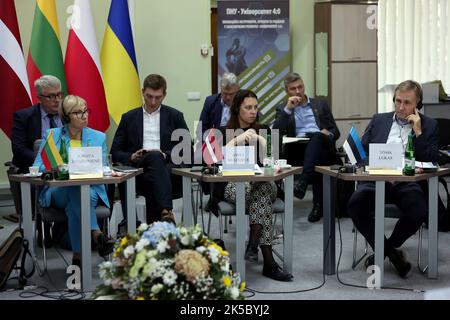 IVANO-FRANKIVSK (UKRAINE) - 06 OCTOBRE 2022 - les participants à la réunion des délégations des ministres de l'éducation de la Pologne, de la République tchèque, de l'Estonie, de la Lettonie, de la Lituanie et de l'Ukraine se trouvent à l'Université nationale préparpathe de Vasyl Stefanyk, à Ivano-Frankivsk (Ukraine occidentale). Banque D'Images