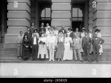 Groupe au Capitole des États-Unis, 1916. Hommes politiques ET femmes notables DES ÉTATS-UNIS, Washington DC. Front: Femme; (Arthur Granville) Dewalt de Pennsylvanie; femme; champ Clark; Mme Marshall (lois Irene Kimsey Marshall); Mme Clark (Geneviève Davis Bennett); vice-présidente (Thomas R.) Marshall; non identifié; (James Ambrose) Gallivan du Massachusetts. 2nd rangée: Hardwick de Géorgie; (John Charles) Linthicum du Maryland; 4 femmes; (Christian William) Ramseyer de l'Iowa; femme; (Michael Francis) Phelan du Massachusetts; femme; Edmonds. Banque D'Images