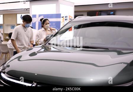 Pékin, province chinoise de Guangdong. 6th octobre 2022. Les clients regardent un nouveau véhicule énergétique dans un centre commercial de la zone commerçante Tianhe Road de Guangzhou, dans la province de Guangdong, au sud de la Chine, le 6 octobre 2022. Crédit: Huang Guobao/Xinhua/Alamy Live News Banque D'Images