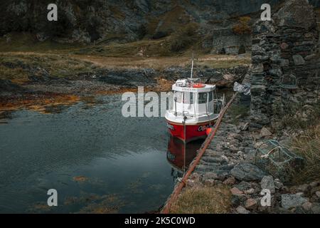 Un bateau de pêche amarré à l'ancienne jetée de Limestone Quarry à Sailéan sur l'île de Lismore, en Écosse Banque D'Images