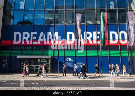 Londres, Royaume-Uni. 7 octobre 2022 . La banque Coutts du Strand célèbre le mois de l'histoire des Noirs avec les mots « Dream, Dare, do » et la contribution des minorités ethniques à l'économie britannique. Credit: amer ghazzal / Alamy Live News. Banque D'Images