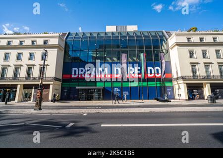 Londres, Royaume-Uni. 7 octobre 2022 . La banque Coutts du Strand célèbre le mois de l'histoire des Noirs avec les mots « Dream, Dare, do » et la contribution des minorités ethniques à l'économie britannique. Credit: amer ghazzal / Alamy Live News. Banque D'Images