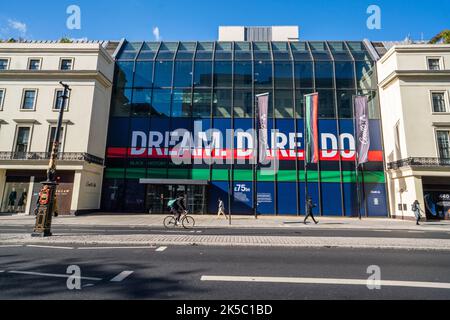 Londres, Royaume-Uni. 7 octobre 2022 . La banque Coutts du Strand célèbre le mois de l'histoire des Noirs avec les mots « Dream, Dare, do » et la contribution des minorités ethniques à l'économie britannique. Credit: amer ghazzal / Alamy Live News. Banque D'Images