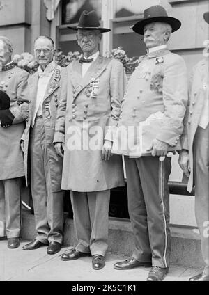 Réunion confédérée - général Harrison du Mississippi, commandant en chef, avec les généraux Mickey et Dinkins, 1917. Vétérans du sud des États-Unis en uniforme confédéré, Washington D.C. Banque D'Images